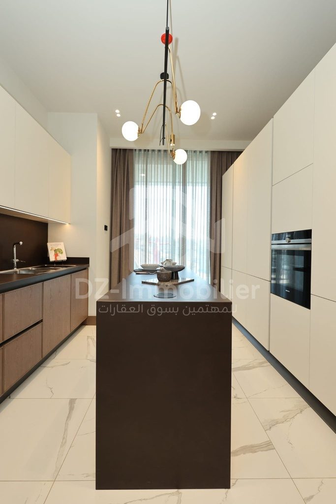 Cuisine avec îlot de l’appartement témoin