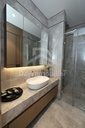 Salle de bain en pierre de l’appartement témoin