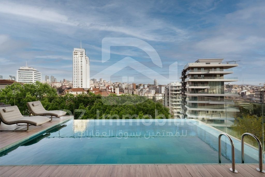 Piscine à débordement et vue sur Istanbul depuis l’appartement témoin