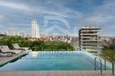 Piscine à débordement et vue sur Istanbul depuis l’appartement témoin