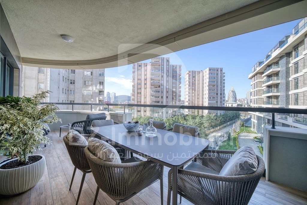 Terrasse de l’appartement témoin 2+1 avec vue sur la ville