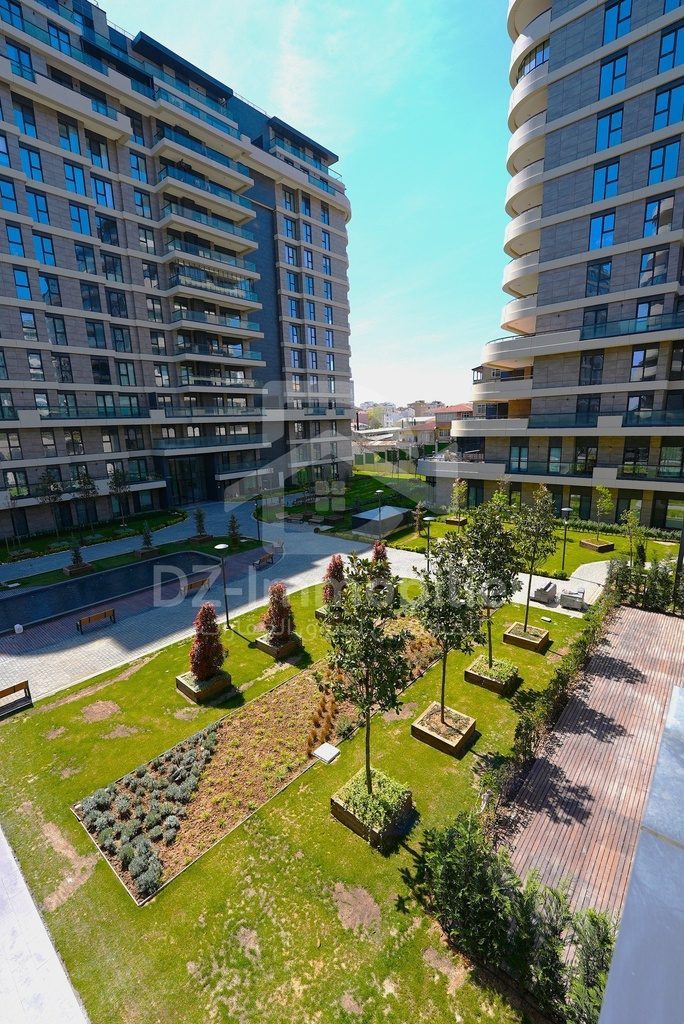 Immeuble, jardin et bassin du projet (photo)