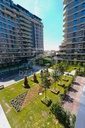 Immeuble, jardin et bassin du projet (photo)