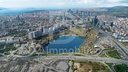 Vue aérienne du lac et des immeubles voisins