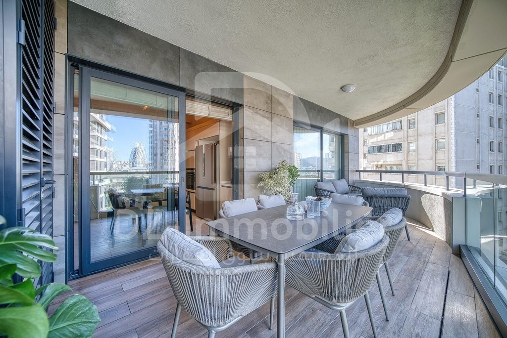 Balcon avec table et fauteuils d’un appartement témoin