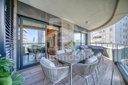 Balcon avec table et fauteuils d’un appartement témoin