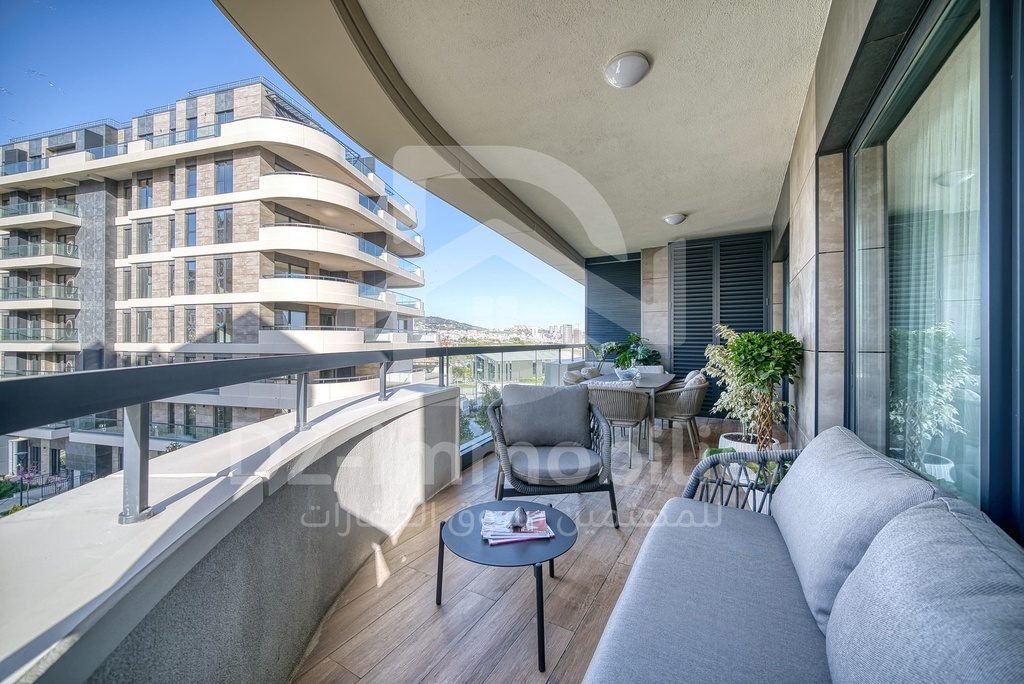 Balcon d’un appartement témoin avec vue sur les immeubles voisins