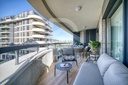Balcon d’un appartement témoin avec vue sur les immeubles voisins
