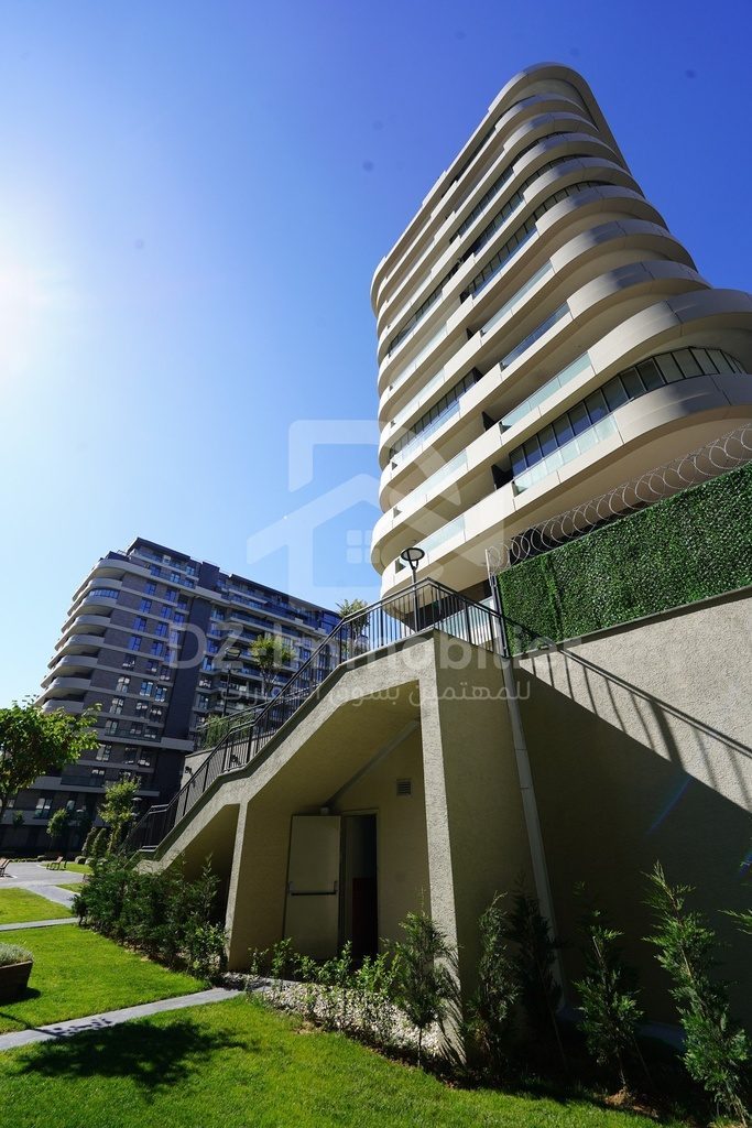 Tour du projet et jardin sous le soleil (photo)
