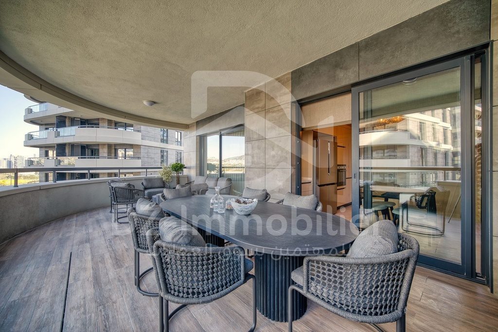 Grande terrasse avec table à manger d’un appartement témoin