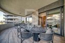 Grande terrasse avec table à manger d’un appartement témoin