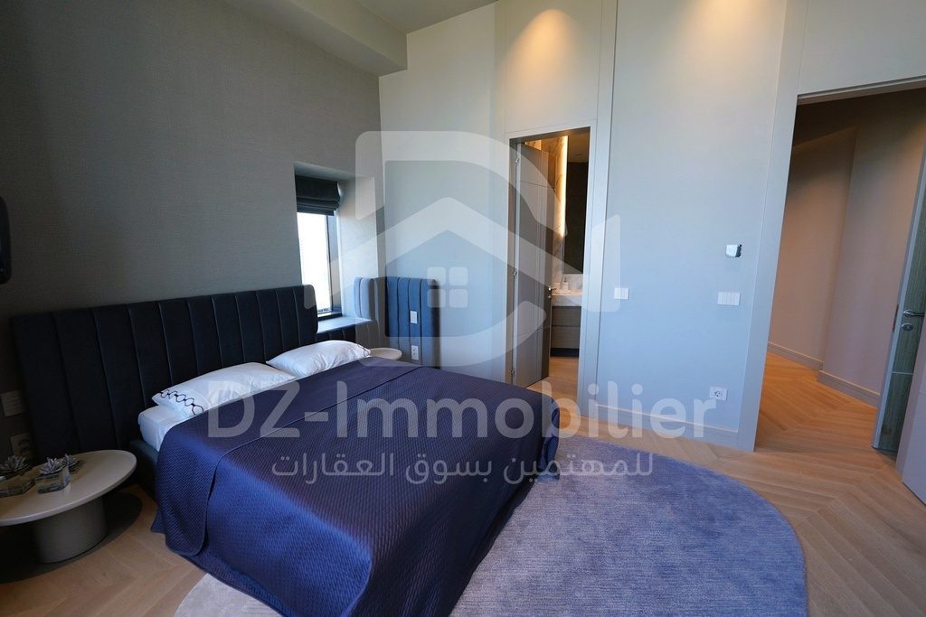 Chambre parentale du 2+1 avec lit double et accès à la salle de bain