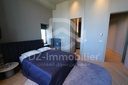 Chambre parentale du 2+1 avec lit double et accès à la salle de bain