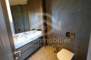 Salle de bain de la chambre parentale du 2+1 avec vasque et placards