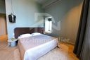 Seconde chambre du 2+1 avec lit double et fenêtre
