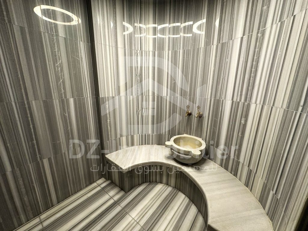 Hammam du spa avec banquette en pierre rayée