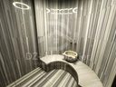 Hammam du spa avec banquette en pierre rayée