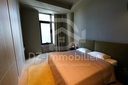 Chambre du 1+1 avec lit double et fenêtre