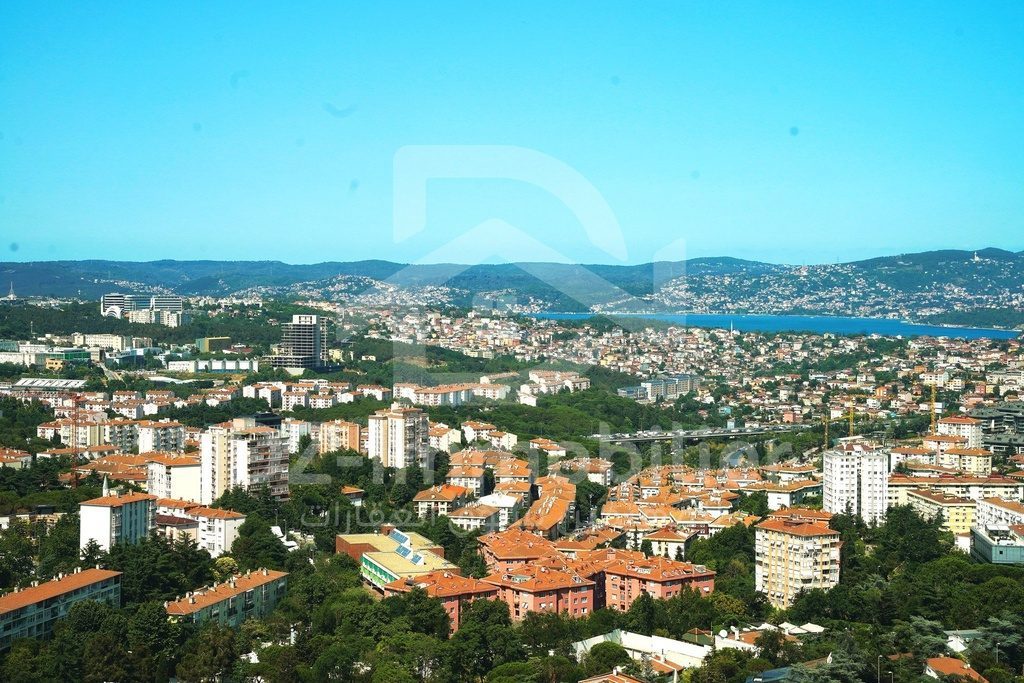 Vue depuis un étage élevé vers le Bosphore et les quartiers résidentiels