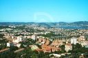 Vue depuis un étage élevé vers le Bosphore et les quartiers résidentiels