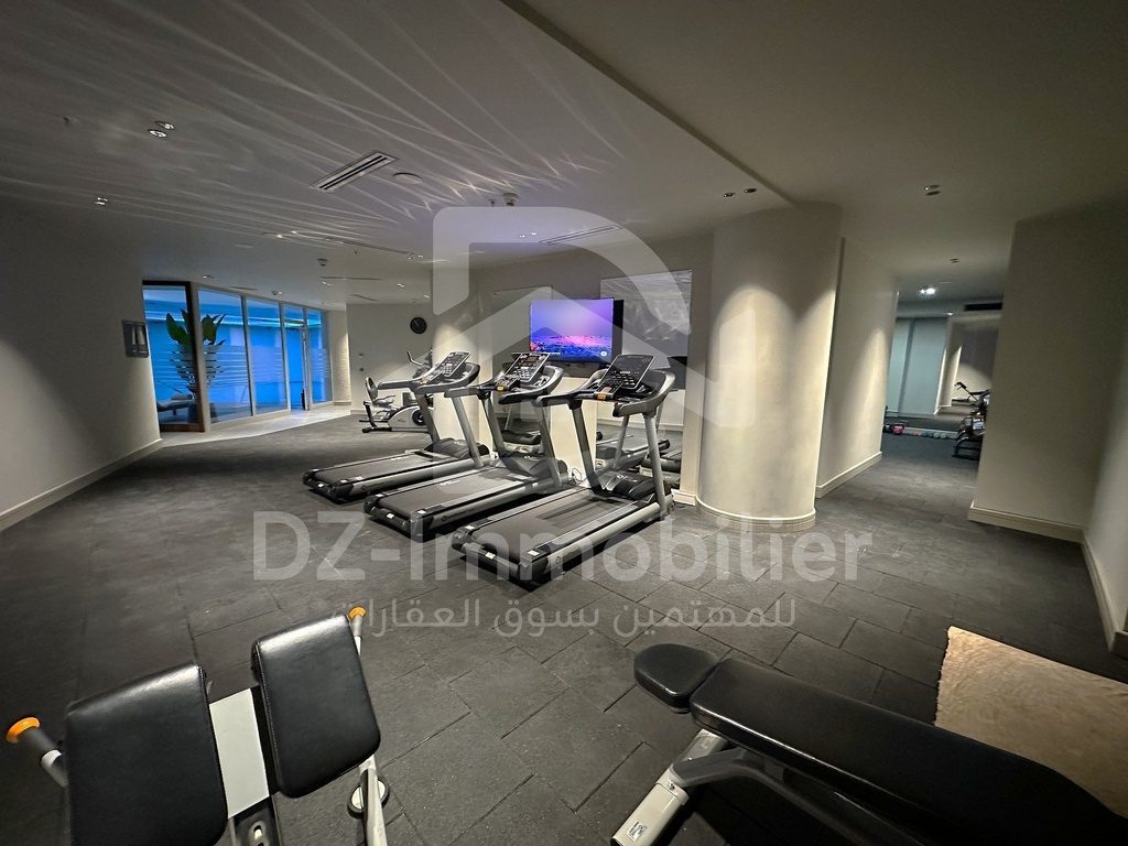 Salle de fitness avec tapis de course