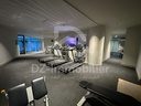 Salle de fitness avec tapis de course