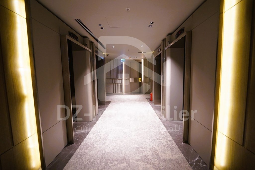 Hall des ascenseurs et couloir d’un étage résidentiel