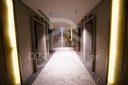 Hall des ascenseurs et couloir d’un étage résidentiel